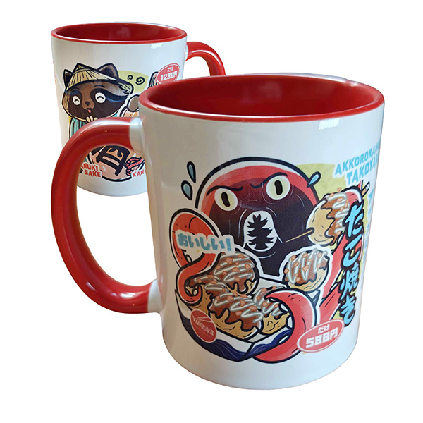 Mug tasse yokai pour le café et le thé, avec un Akkorokamui et ses takoyaki d'une face, et un Tanuki et sa gourde de saké de l'autre.