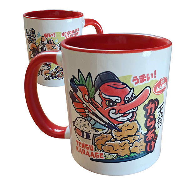 Mug tasse yokai pour le café et le thé, avec un Tengu et ses karaage d'une face, et un Nekomata et ses brochettes yakitori